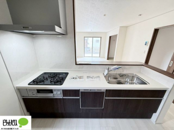 �L�b�`���@�{�H��ʐ^�F�l�C�̃J�E���^�[�L�b�`������́A���r���O�ɂ��邲�Ƒ��̗l�q���f���܂�