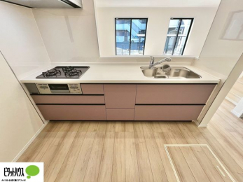 �L�b�`���@�{�H��ʐ^�@�l�C�̃J�E���^�[�L�b�`������́A���r���O�ɂ��邲�Ƒ��̗l�q���f���܂�