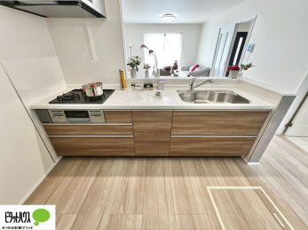�L�b�`���@�{�H��ʐ^�@�l�C�̃J�E���^�[�L�b�`������́A���r���O�ɂ��邲�Ƒ��̗l�q���f���܂�