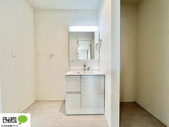 ���ʑ�E���ʏ��@�O�ʋ��̗���A�V���N���ȂǑ������[��������A�L�X�Ƃ������ʉ��ϑ�ł��B