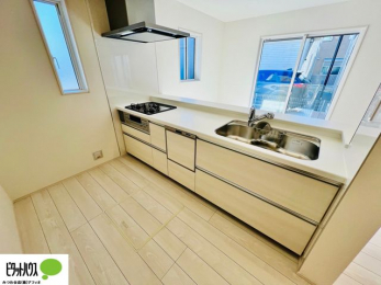 �L�b�`���@�{�H��ʐ^�F�V�z�Ȃ�ł͂̃s�J�s�J�̃L�b�`���͖����̂��������y�������Ă���܂��ˁB