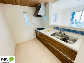 �L�b�`���@�l�C�̃J�E���^�[�L�b�`������́A���r���O�ɂ��邲�Ƒ��̗l�q���f���܂�