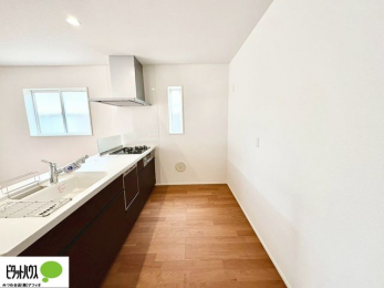 �L�b�`���@�{�H��ʐ^�F�l�C�̃J�E���^�[�L�b�`������́A���r���O�ɂ��邲�Ƒ��̗l�q���f���܂�