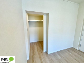 �o���R�j�[�@�N���[�[�b�g�́A�����E���s��������A��̒����ߗނ����N���N���[�\�ł�