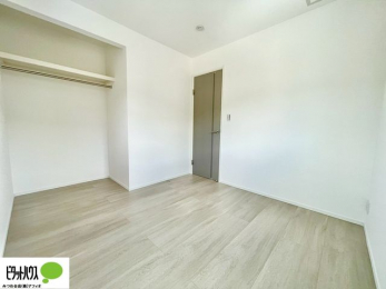 �q�������@�N���[�[�b�g�́A�����E���s��������A��̒����ߗނ����N���N���[�\�ł�