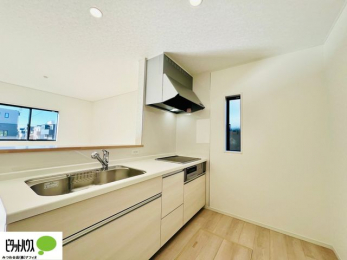 �L�b�`���@�{�H��ʐ^�F�l�C�̃J�E���^�[�L�b�`������́A���r���O�ɂ��邲�Ƒ��̗l�q���f���܂�
