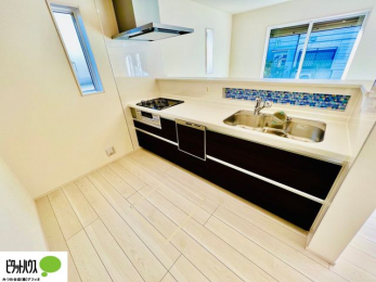 �L�b�`���@�{�H��ʐ^�@�l�C�̃J�E���^�[�L�b�`������́A���r���O�ɂ��邲�Ƒ��̗l�q���f���܂�