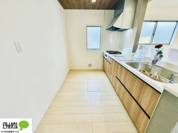 �L�b�`���@�{�H��ʐ^�F�l�C�̃J�E���^�[�L�b�`������́A���r���O�ɂ��邲�Ƒ��̗l�q���f���܂�