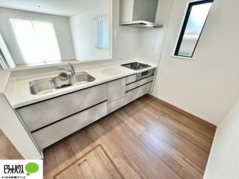 �L�b�`���@�{�H��ʐ^�@�l�C�̃J�E���^�[�L�b�`������́A���r���O�ɂ��邲�Ƒ��̗l�q���f���܂�