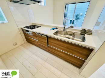 �L�b�`���@�{�H��ʐ^�@�l�C�̃J�E���^�[�L�b�`������́A���r���O�ɂ��邲�Ƒ��̗l�q���f���܂�