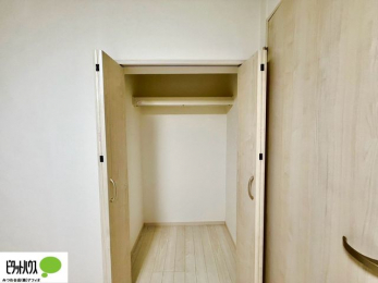 �q�������@�N���[�[�b�g�́A�����E���s��������A��̒����ߗނ����N���N���[�\�ł�