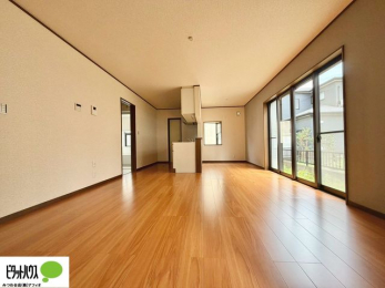 �L�b�`���@16���̃��r���O�́A�Ƌ�̔z�u���l���₷�������`�^�ł��B�߂����₷���Ƒ��݂�Ȃ̌e���̏�ɁB