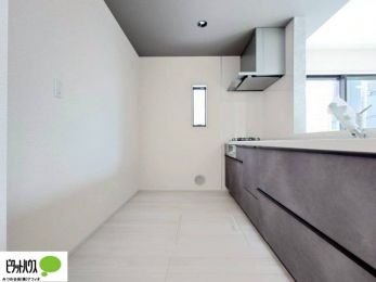 �L�b�`���@�l�C�̃J�E���^�[�L�b�`������́A���r���O�ɂ��邲�Ƒ��̗l�q���f���܂�