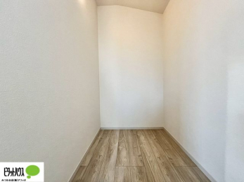 ���[�@�傫�ȃE�H�[�N�C���N���[�[�b�g�ɂ́A�G�ߕ��̈ߗނȂǂ܂Ƃ߂Ď��[�ł��A���������L���g���܂�