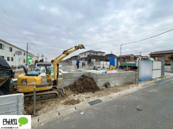 �L�b�`���@�l�C�̃J�E���^�[�L�b�`������́A���r���O�ɂ��邲�Ƒ��̗l�q���f���܂�