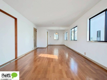 ���r���O�@���R�����������ޒg���ȃ��r���O�B��������ɂ͓Ǐ��₨���Q�ł����Ȃ���̂�т�Ɖ߂����ЂƎ����B