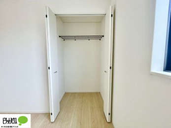 �o���R�j�[�@���ꂼ��̂������Ɏ��[�X�y�[�X������̂Ńv���C�x�[�g�ȉו����g�߂ɒu�����Ƃ��ł��܂��B