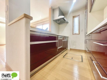 �L�b�`���@�l�C�̃J�E���^�[�L�b�`������́A���r���O�ɂ��邲�Ƒ��̗l�q���f���܂�