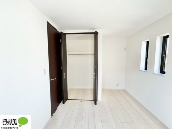 �o���R�j�[�@�N���[�[�b�g�́A�����E���s��������A��̒����ߗނ����N���N���[�\�ł�
