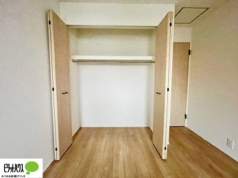 ���[�@�N���[�[�b�g�́A�����E���s��������A��̒����ߗނ����N���N���[�\�ł�