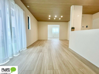 ���r���O�@�傫�ȑ��̂��郊�r���O�͖��邭�A���ʂ����ǂ��A�Ƒ��݂�Ȃ̏΂����������n��܂�