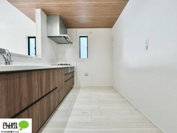 �L�b�`���@�{�H��ʐ^�F�l�C�̃J�E���^�[�L�b�`������́A���r���O�ɂ��邲�Ƒ��̗l�q���f���܂�
