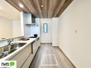 �L�b�`���@�V�z�Ȃ�ł͂̃s�J�s�J�̃L�b�`���͖����̂��������y�������Ă���܂��ˁB