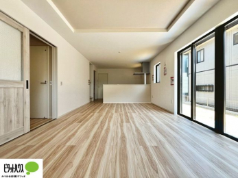 ���r���O�@���R�����������ޒg���ȃ��r���O�B��������ɂ͓Ǐ��₨���Q�ł����Ȃ���̂�т�Ɖ߂����ЂƎ����B