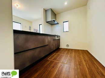 �L�b�`���@�{�H��ʐ^�F�l�C�̃J�E���^�[�L�b�`������́A���r���O�ɂ��邲�Ƒ��̗l�q���f���܂�