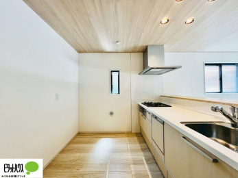 �L�b�`���@�{�H��ʐ^�@�V�z�Ȃ�ł͂̃s�J�s�J�̃L�b�`���͖����̂��������y�������Ă���܂��ˁB
