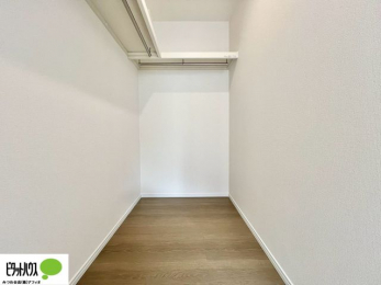 ���̑����ρ@�傫�ȃE�H�[�N�C���N���[�[�b�g�ɂ́A�G�ߕ��̈ߗނȂǂ܂Ƃ߂Ď��[�ł��A���������L���g���܂��B