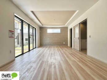 ���r���O�@�傫�ȑ��̂��郊�r���O�͖��邭�A���ʂ����ǂ��A�Ƒ��݂�Ȃ̏΂����������n��܂�