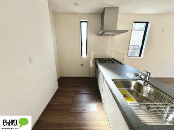 �L�b�`���@�{�H��ʐ^�@�V�z�Ȃ�ł͂̃s�J�s�J�̃L�b�`���͖����̂��������y�������Ă���܂��ˁB