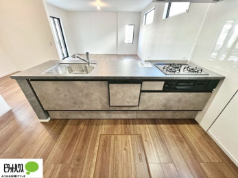 �L�b�`���@�{�H��ʐ^�@�V�z�Ȃ�ł͂̃s�J�s�J�̃L�b�`���͖����̂��������y�������Ă���܂��ˁB