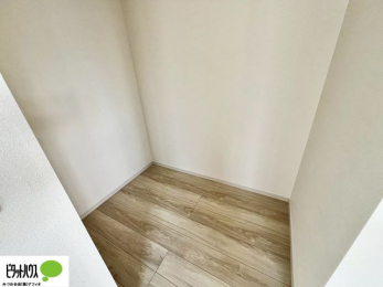 ���[�@�傫�ȃE�H�[�N�C���N���[�[�b�g�ɂ́A�G�ߕ��̈ߗނȂǂ܂Ƃ߂Ď��[�ł��A���������L���g���܂�