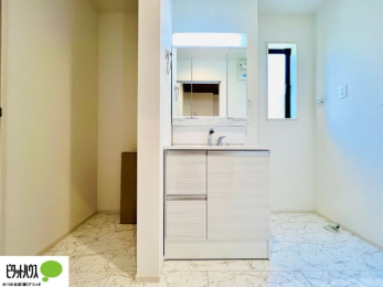 ���r���O�@���R�����������ޒg���ȃ��r���O�B��������ɂ͓Ǐ��₨���Q�ł����Ȃ���̂�т�Ɖ߂����ЂƎ����B