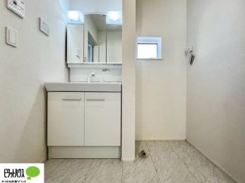 ���r���O�@�傫�ȑ��̂��郊�r���O�͖��邭�A���ʂ����ǂ��A�Ƒ��݂�Ȃ̏΂����������n��܂������ۂ̎����ʐ^��CG�ŉƋ��z�u�����C���[�W�ł���A���ۂƂ͑����قȂ�܂��B