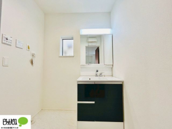 ���r���O�@�傫�ȑ�����ۓI�ȃ��r���O�́A�������邢��C�ɂ��Ă���܂��ˁB�����ۂ̎����ʐ^��CG�ŉƋ��z�u�����C���[�W�ł���A���ۂƂ͑����قȂ�܂��B