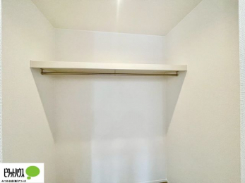 ���[�@�傫�ȃE�H�[�N�C���N���[�[�b�g�ɂ́A�G�ߕ��̈ߗނȂǂ܂Ƃ߂Ď��[�ł��A���������L���g���܂�