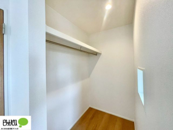 �o���R�j�[�@�E�H�[�N�C���N���[�[�b�g�͂��m�������[����̂͂������A���s�o�b�N�Ȃǂ̑傫�ȉו������[���Ă����̂ɂ��֗��ł��B