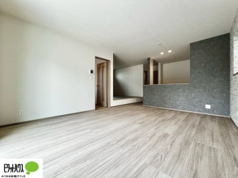 ���̑��@���r���O�́A�Ƌ�̔z�u���l���₷�������`�^�ł��B�߂����₷���Ƒ��݂�Ȃ̌e���̏�ɁB