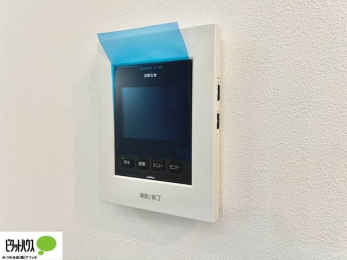 �@������Ԃ����S��TV���j�^�[�t���C���^�[�z��