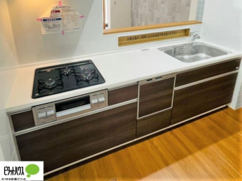 �L�b�`���@�{�H��ʐ^�@�l�C�̃J�E���^�[�L�b�`������́A���r���O�ɂ��邲�Ƒ��̗l�q���f���܂�