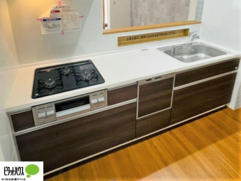 �L�b�`���@�{�H��ʐ^�@�l�C�̃J�E���^�[�L�b�`������́A���r���O�ɂ��邲�Ƒ��̗l�q���f���܂�