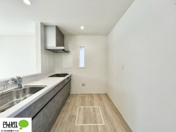 �L�b�`���@�{�H��ʐ^�F�l�C�̃J�E���^�[�L�b�`������́A���r���O�ɂ��邲�Ƒ��̗l�q���f���܂�