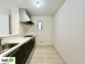 �L�b�`���@�{�H��ʐ^�F�l�C�̃J�E���^�[�L�b�`������́A���r���O�ɂ��邲�Ƒ��̗l�q���f���܂�