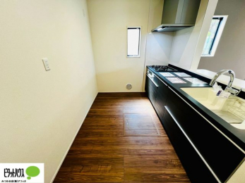 �L�b�`���@�{�H��ʐ^�F�l�C�̃J�E���^�[�L�b�`������́A���r���O�ɂ��邲�Ƒ��̗l�q���f���܂�