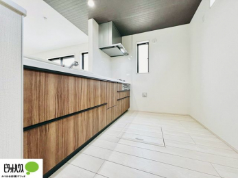 �L�b�`���@�{�H��ʐ^�@�l�C�̃J�E���^�[�L�b�`������́A���r���O�ɂ��邲�Ƒ��̗l�q���f���܂�