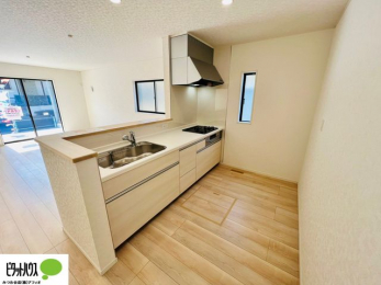 �L�b�`���@�{�H��ʐ^�F�l�C�̃J�E���^�[�L�b�`������́A���r���O�ɂ��邲�Ƒ��̗l�q���f���܂�