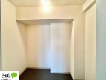 �q�������@�傫�ȃE�H�[�N�C���N���[�[�b�g�ɂ́A�G�ߕ��̈ߗނȂǂ܂Ƃ߂Ď��[�ł��A���������L���g���܂�